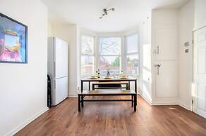 Modern 4-bed Free Parking Work Leisure Stays
