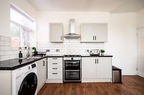 Modern 4-bed Free Parking Work Leisure Stays