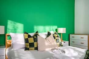 Modern 4-bed Free Parking Work Leisure Stays