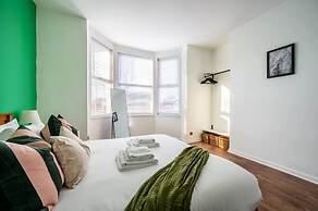 Modern 4-bed Free Parking Work Leisure Stays