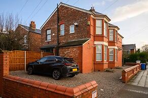 Modern 4-bed Free Parking Work Leisure Stays
