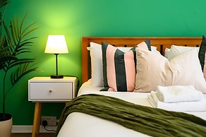 Modern 4-bed Free Parking Work Leisure Stays