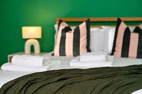 Modern 4-bed Free Parking Work Leisure Stays