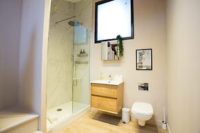 Spacious 3-bed Retreat Modern Super Central