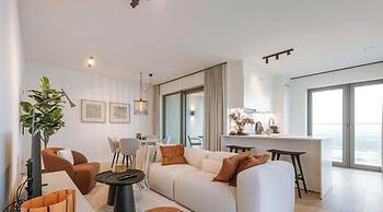 Luxury Seaview Stay With Free Private Parking