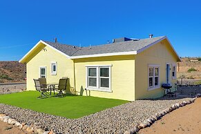 Route 66 Roadtripper Retreat w/ Private Backyard