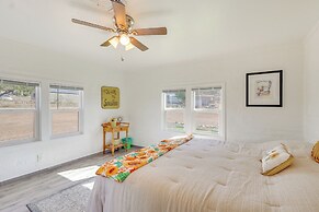 Route 66 Roadtripper Retreat w/ Private Backyard