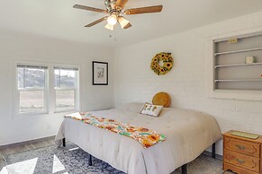 Route 66 Roadtripper Retreat w/ Private Backyard
