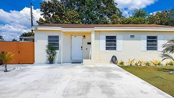 Home Near Hard Rock w BBQ Pool Table