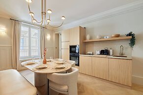 Luxurious AC Apartment Louvre Museum Saint Honore