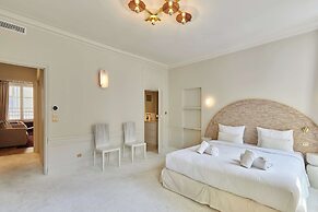 Luxurious AC Apartment Louvre Museum Saint Honore