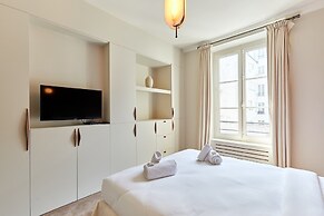 Luxurious AC Apartment Louvre Museum Saint Honore