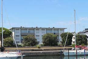 Cozy Flat Overlooking the Harbour