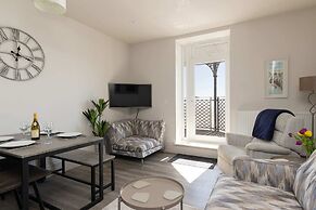 Seafront Apartment With Balcony Panoramic Views