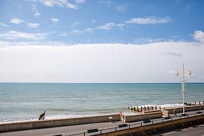 Seafront Apartment With Balcony Panoramic Views