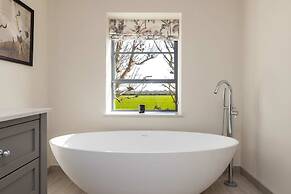 Chic Harbour Retreat for 10 With Pool
