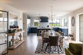Chic Harbour Retreat for 10 With Pool