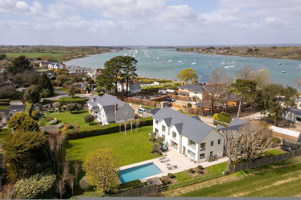 Chic Harbour Retreat for 10 With Pool