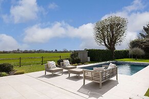 Chic Harbour Retreat for 10 With Pool
