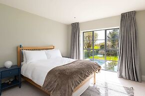 Chic Harbour Retreat for 10 With Pool
