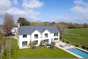 Chic Harbour Retreat for 10 With Pool