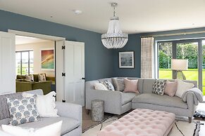 Chic Harbour Retreat for 10 With Pool