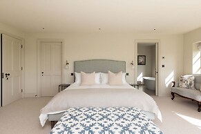 Chic Harbour Retreat for 10 With Pool