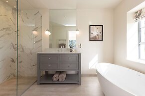 Chic Harbour Retreat for 10 With Pool