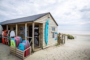 Chic Harbour Retreat for 10 With Pool