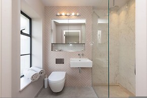 Chic Harbour Retreat for 10 With Pool