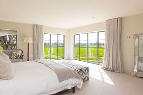 Chic Harbour Retreat for 10 With Pool