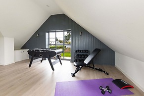 Chic Harbour Retreat for 10 With Pool