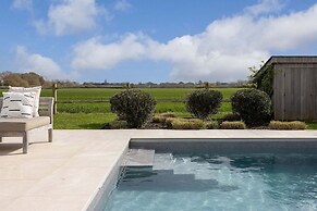 Chic Harbour Retreat for 10 With Pool