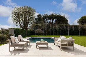 Chic Harbour Retreat for 10 With Pool