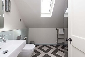 Chic Harbour Retreat for 10 With Pool