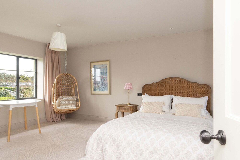 Chic Harbour Retreat for 10 With Pool