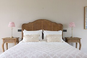 Chic Harbour Retreat for 10 With Pool