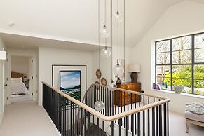 Chic Harbour Retreat for 10 With Pool
