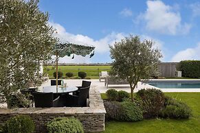 Chic Harbour Retreat for 10 With Pool