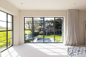 Chic Harbour Retreat for 10 With Pool