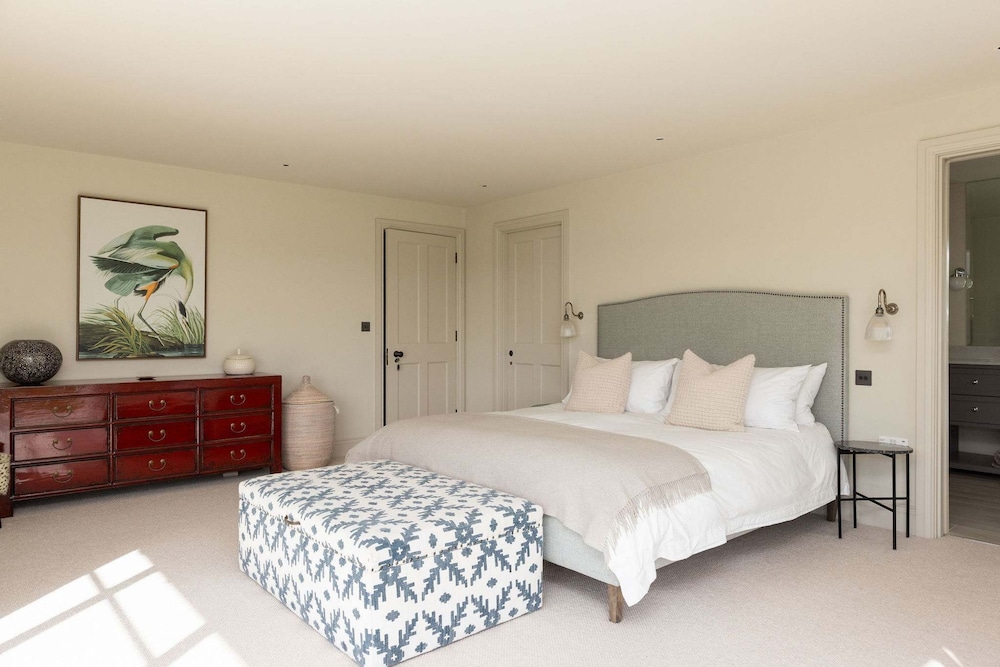 Chic Harbour Retreat for 10 With Pool