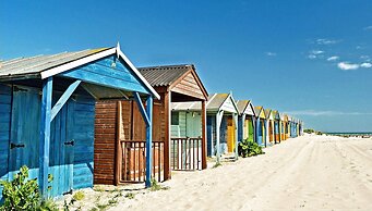 Chic Harbour Retreat for 10 With Pool