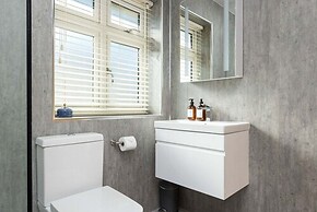 Stylish Coastal 3BD Bungalow With Garden