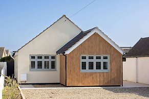 Stylish Coastal 3BD Bungalow With Garden