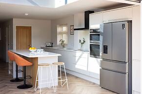 Stylish Coastal 3BD Bungalow With Garden