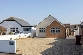 Stylish Coastal 3BD Bungalow With Garden