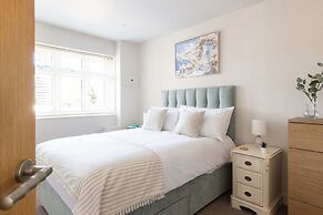 Stylish Coastal 3BD Bungalow With Garden