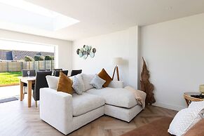 Stylish Coastal 3BD Bungalow With Garden