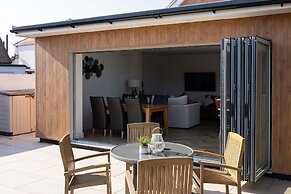 Stylish Coastal 3BD Bungalow With Garden