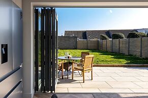 Stylish Coastal 3BD Bungalow With Garden